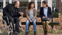 Großstadtrevier: Ronny Pankow (Paul Faßnacht) und Harry Möller (Maria Ketikidou) treffen die Altenpflegerin Tina Siemers (Kristin Suckow).