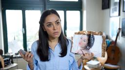 Setareh (Mona Pirzad) hat keine Ahnung, wer die sexy Plakate von ihr an Laternenpfählen angebracht hat, auf denen kostenloser Sex versprochen wird.