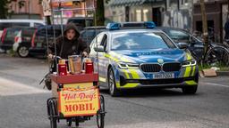 Um möglichst schnell zu ihrem entführten Hund zu kommen, stiehlt Nuri Hakimi (Meryem Ebru Öz) ausgerechnet ein Hotdog-Verkaufsfahrrad und stoppt nicht einmal, als die Polizei sie dazu auffordert.