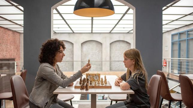 Weil Lena (Marlene Helbig) "Die kleine Schachspielerin", nicht verraten will was passiert ist, versucht Harry Möller (Maria Ketikidou), die Kommunikation über das Spiel aufzunehmen.