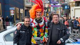 Wem gehört denn nun das Revier? Paradiesvogel Olivia Jones (M.) mit den Polizeibeamten Dirk Matthies (Jan Fedder, r.) und Jens Münchow (Paul Dänning, l.)