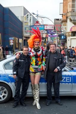 Wem gehört denn nun das Revier? Paradiesvogel Olivia Jones (M.) mit den Polizeibeamten Dirk Matthies (Jan Fedder, r.) und Jens Münchow (Paul Dänning, l.)