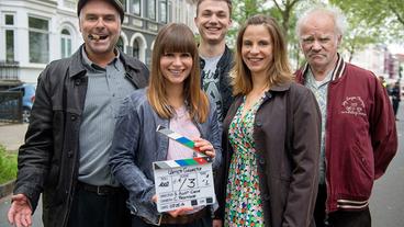 Bild: ARD/Marion von der Mehden Die Schulzes: (v.l.n.r.) Vater Bruno (Jophi Ries), Betty (Cristina do Rego) und ihr Bruder Robbie (Moritz von Zeddelmann), Mutter Jette (Julia Jäger) und Großvater Frans (Peter Franke)