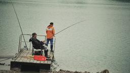 Sepp Goldhammer (Andreas Giebel) und Alfons Zischl (Maximilian Brückner) angeln am Baggersee