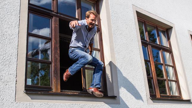 Bild: ARD/TMG/Chris Hirschhäuser Hubert und Staller: Michael Städler (Mathias Städler) springt aus dem Fenster.