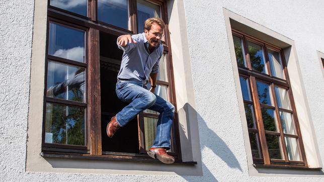 Hubert und Staller: Michael Städler (Mathias Städler) springt aus dem Fenster.