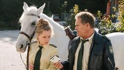 Das herrenlose Pferd mit dem Handy in der Satteltasche gibt Hubert (Christian Tramitz) und Lena (Klara Deutschmann) Rätsel auf.