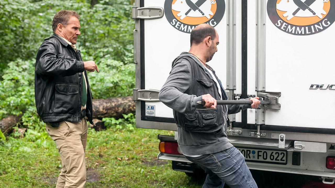 Heiter bis tödlich - Hubert und Staller: Hubert (Christian Tramitz) und Yazid (Hannes Ringlstetter) brechen den Kühlwagen der Metzgerei Semmling auf.