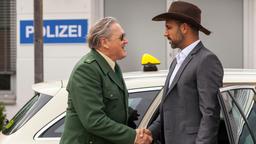 Girwidz (Michael Brandner ) begrüßt den amerikansischen Investor Jerry Sandmeier (Nicky Laungani).