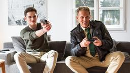 Hubert (Christian Tramitz) beweist ein Händchen für den Teenager Max (Quirin Oettl als Max Strickler) und findet über ein Videospiel Zugang zu ihm.