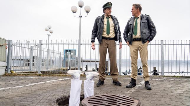 Bild: ARD/TMG/Arvid Uhlig Hubert (Christian Tramitz) und Staller (Helmfried von Lüttichau) machen auf dem Klinikparkplatz eine grausige Entdeckung.