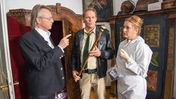Museeumsdirektor Dr. Wolfgang Brase (Andreas Wimberger) beantwortet die Fragen von Hubert (Christian Tamitz) und Dr. Anja Licht (Karin Thaler).