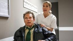 Heiter bis tödlich - Hubert und Staller:  Für Hubert (Christian Tramitz) und Dr. Anja Licht (Karin Thaler) rasen mit einem Rollstuhl durchs Krankenhaus.