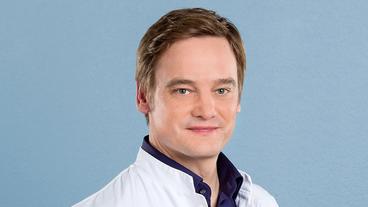 Bild: ARD/Tom Schulze In aller Freundschaft – Die jungen Ärzte: Christian Beermann spielt Dr. Marc Lindner