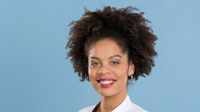 Bildquelle: ARD/ Tom Schulze In aller Freundschaft – Die jungen Ärzte: Jane Chirwa spielt Vivienne Kling