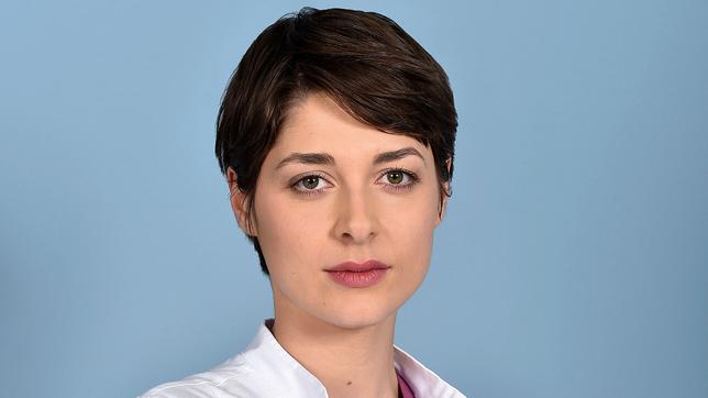 Bild: ARD/Tom Schulze Die jungen Ärzte: Katharina Nesytowa ist Dr. Theresa Koshka