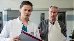 Auch Tom (Tilman Pörzgen) wird gleich am Anfang gefordert. Während seines Dienstes in der Notaufnahme, nimmt er den Patienten Rutger Wolf (Peter Zimmermann) auf.