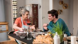 Ben (Philipp Danne) trifft zu Hause auf Leylas Mutter (Brigitte Karner), die bereits gekocht hat.