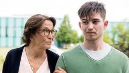 Besorgt bringt Joshua Alvart (Vincent zur Linden) seine Oma Lene (Tatja Seibt) ins Johannes-Thal-Klinikum.