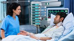 Navid im Krankenbett, daneben steht Leyla