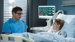 Die jungen Ärzte: Nach der Not-OP erzählt Jonathan (Friedrich Seidl) Elias (Stefan Ruppe) warum er ihn immer angeflunkert hat.