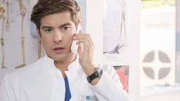 Die jungen Ärzte: Ben Ahlbeck (Philipp Danne) telefoniert.