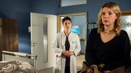 Claudia Bergstedt (Tina Amon Amonsen) möchte sich nicht mehr im JTK behandeln lassen. Theresa (Katharina Nesytowa) bringt ihr ihre Entlassungspapiere.