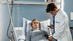 Claudia Limbach (Annett Fleischer) erleidet eine akute Atemnot; Ben Ahlbeck (Philipp Danne) registriert einen deutlich erhöhten Blutdruck.