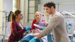 Die jungen Ärzte: Annika Roesler (Paula Schramm), Dr. Kathrin Globisch (Andrea Kathrin Loewig) und Dr. Niklas Ahrend (Roy Peter Link) kümmern sich um den Patienten.