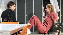 In aller Freundschaft - Die jungen Ärzte: Julia Berger (Mirka Pigulla) erzählt Theresa Koshka (Katharina Nesytowa) von ihrer Affaire mit Dr. Ahrend.