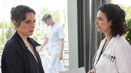 Dr. Leyla Sherbaz (Sanam Afrashteh) befragt Viola Wetzel (Sanne Schnapp, l. mit Komparse, hinten) nach vorliegenden Krankheiten, die ihre Tochter vor der OP verschwiegen haben könnte.