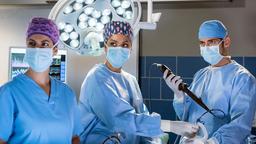 Dr. Leyla Sherbaz (Sanam Afrashteh), Vivienne Kling (Jane Chirwa) und Dr. Niklas Ahrend (Roy Peter Link) untersuchen die Musikerin Kim Burisch mittels einer Bronchoskopie.
