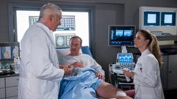 Dr. Loosens Verdacht auf einen arteriellen Verschluss im Bein bestätigt sich bei der Ultrschalluntersuchung von Jakobi. V.l.n.r. Dr. Harald Loosen (Robert Giggenbach), Alexander Jakobi (Mike Maas), Julia Berger (Mirka Pigulla).