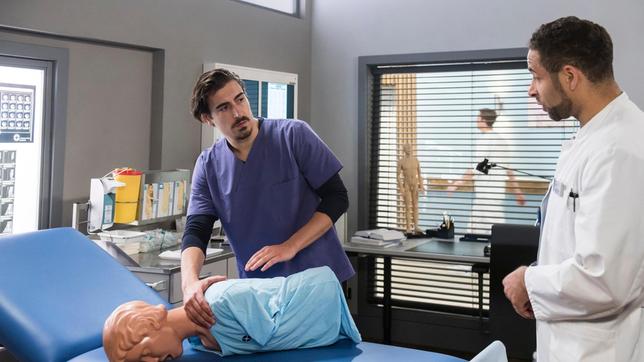 Bild: ARD/Jens Ulrich Koch Dr. Matteo Moreau (Mike Adler) testet den Neuling Moritz Gadow (Anton Weil) auf Herz und Nieren.