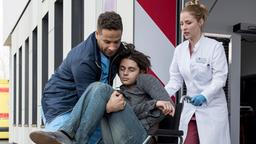 Die jungen Ärtze: Dr. Moreau (Mike Adler) konnte Said (Samy Abdel Fattah) finden. Julia Berger (Mirka Pigulla) hilft.