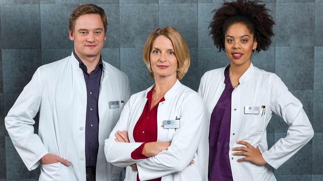Bild: ARD/Tom Schulze Mit drei Neuzugängen startet die ARD-Vorabendserie ins neue Jahr: Als zweite Chefärztin des Johannes-Thal-Klinikums nimmt Dr. Franziska Ruhland (Gunda Ebert, M.) ihren Dienst auf. Ebenfalls neu im Team sind Oberarzt Dr. Marc Lindner (Christian Beermann, l.) und Assistenzärztin Vivienne Kling (Jane Chirwa, r.).