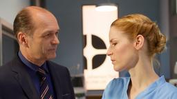 In aller Freundschaft - Die jungen Ärzte: Julia Berger (Mirka Pigulla) ist sauer auf ihren Vater (Horst Guenter Marx).