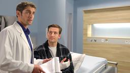 In aller Freundschaft - Die jungen Ärzte: Dr. Ahrend (Roy Peter Link) behandelt Eric Thalbach (Michael Epp). 