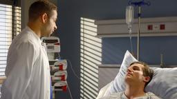 In aller Freundschaft - Die jungen Ärzte: Dr. Moreau (Mike Adler) klärt Eric Thalbach (Michael Epp) über den Verlauf seiner OP auf. 