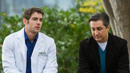 In aller Freundschaft - Die jungen Ärzte: Dr. Ahrend (Roy Peter Link) tröstet Bernd Haller (Rafi Guessous).