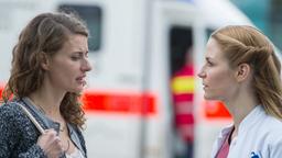 In aller Freundschaft - Die jungen Ärzte: Lina Schubert (Marie Roennebeck) erzählt Julia Berger (Mirka Pigulla) von ihrer Diagnose.