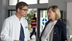 Elias Bähr (Stefan Ruppe) erfährt, dass Prof. Fendel (Petra Zieser) Dr. Matteo ziemlich gut kennt ...
