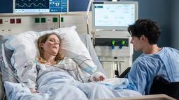 Eric Moltke (Orlando Lenzen), selbst Patient im JTK, sorgt sich um seine Mutter Carola (Tessa Mittelstaedt).