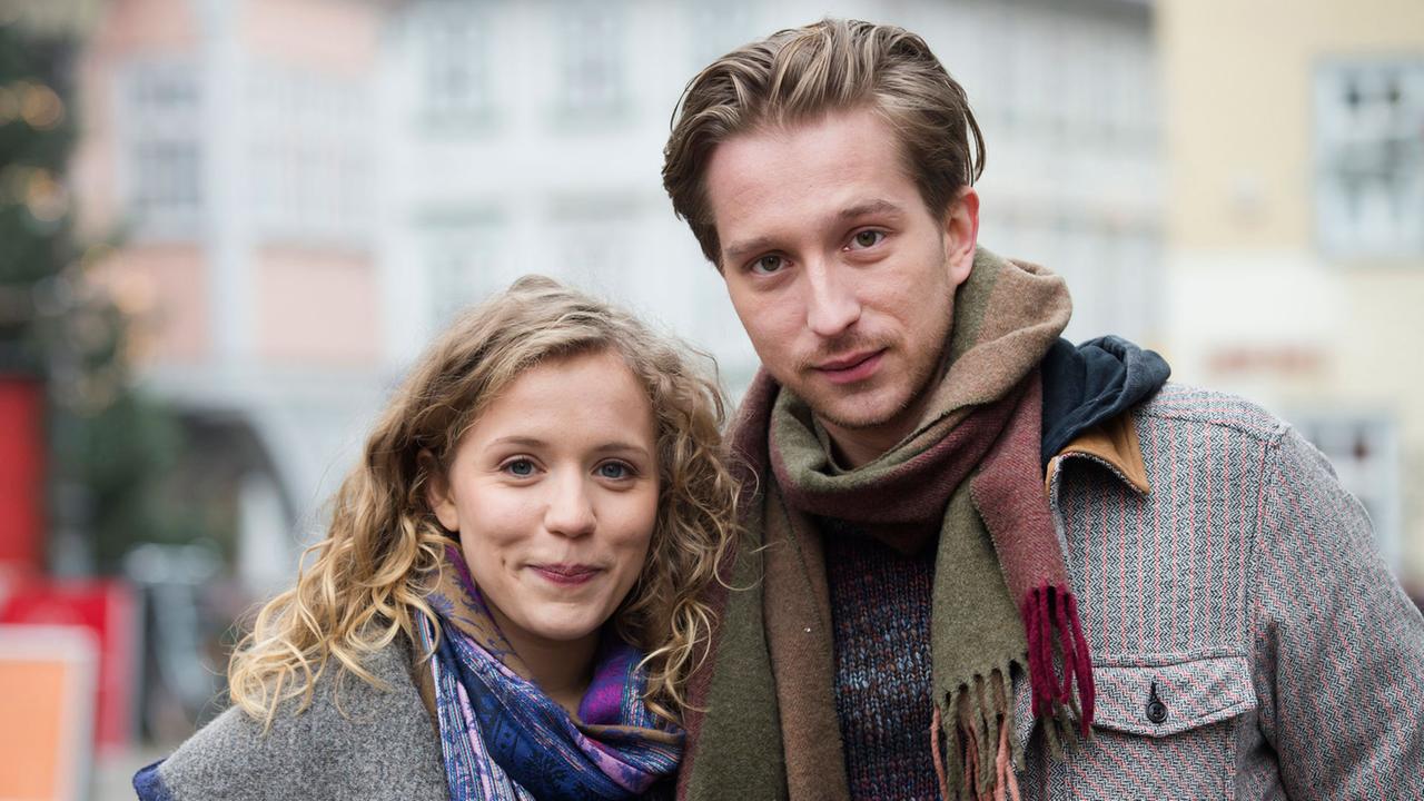  In aller Freundschaft - Die jungen Ärzte (12): Joe Lindner (Tim Morton Uhlenbrock) und Fee Bachmann (Lara Maria Wichels).