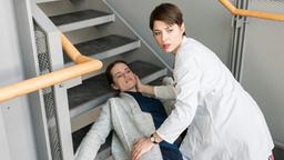 Vera Röhler (Isabell Polak) ist an der Treppe gestürzt, Dr. Koshka (Katharina Nesytowa) kommt ihr zur Hilfe.