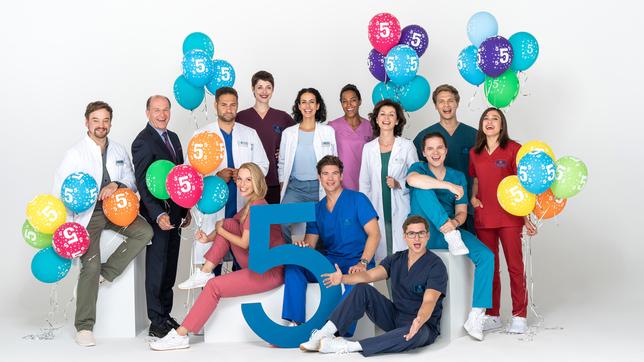 Bild: ARD/Markus Nass Das ganze Team des Johannes-Thal-Klinikums (JTK) feiert das 5-jährige Jubiläum.