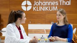 Annika Rösler spricht mit einer Patientin