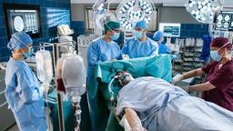 In einer Not-Operation, versuchen Elias Bähr (Stefan Ruppe) und Dr. Niklas Ahrend (Roy Peter Link)  Geros Gehirn zu entlasten (mit Komparsen).