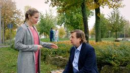 Julia  (Mirka Pigulla) versucht Paul (Steffen Münster) aufzumuntern, seiner Frau bei der Geburt beizustehen.
