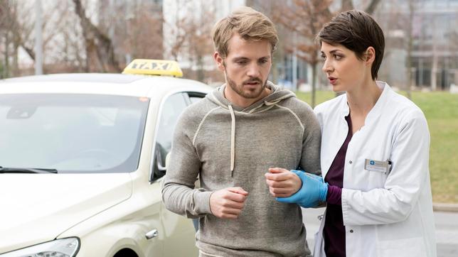 Kai Böttcher (Niklas Osterloh) kommt sehr geschwächt ins Klinikum. Theresa (Katharina Nesytowa) geht zunächst von einem schweren grippalen Infekt bei dem jungen Mann aus.